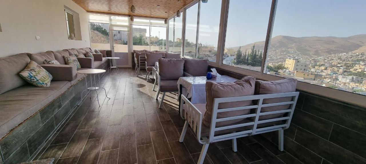 Beit Alshabaan Inn ワディ・ムーサ エクステリア 写真