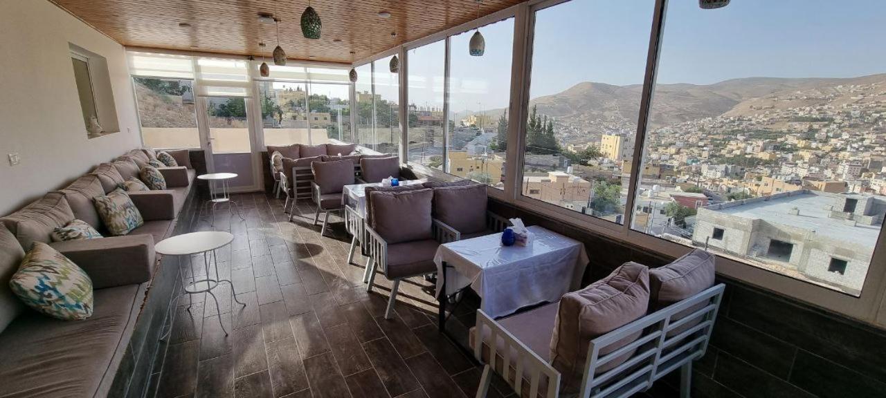 Beit Alshabaan Inn ワディ・ムーサ エクステリア 写真